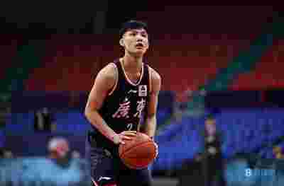凯尔特人与雄鹿的季后赛经典对决再度上演