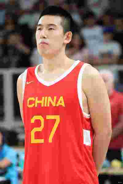 雄鹿队逆转胜尼克斯，字母哥表现出色