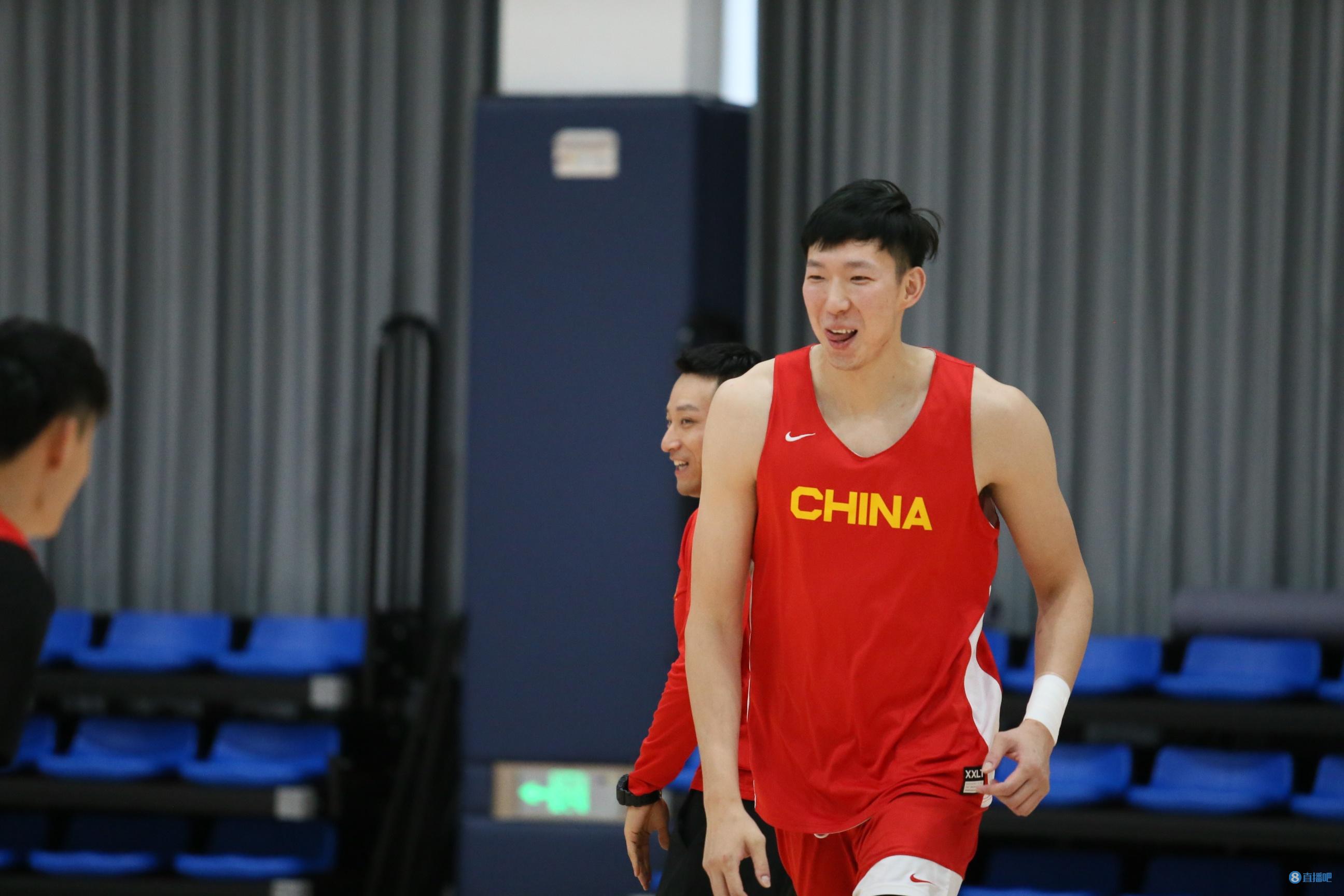 马刺险胜尼克斯，德罗赞关键时刻出手
