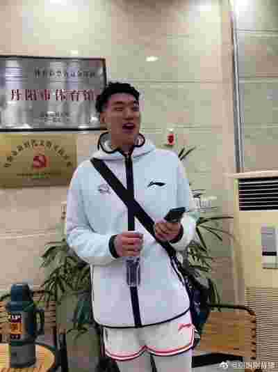 湖人击败猛龙，詹姆斯砍下三双