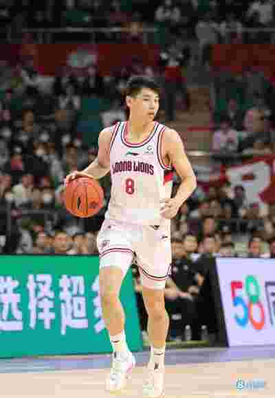 CBA校园篮球推广活动，培养青少年热情