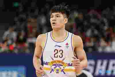 火箭队的年轻后卫逐渐适应NBA节奏