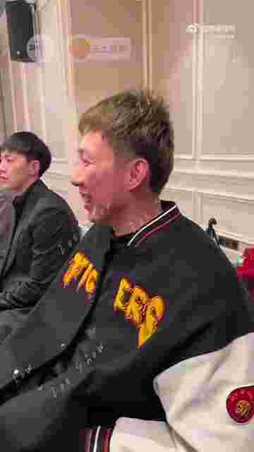 爵士队在客场赢得关键胜利，士气大振