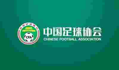 各国球迷支持自家球队，欧冠氛围热烈