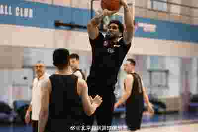 北京男篮后卫外援布克的表现依旧缺乏亮点 还是打得不够凶
