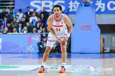 多次直传显顶级控卫风采！沃特斯15中6得到21分3板7助3断