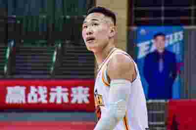 状态不错！贺希宁18中9拿到24分5篮板